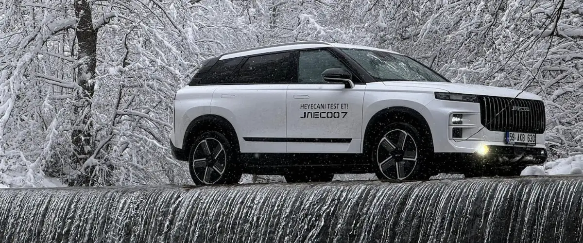 Karlı yolda güvenle ilerleyen JAECOO 7 SUV modeli